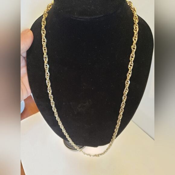 Bundle of four necklaces 1 Sarah Coventry gold tone, 1 beaded gold tone 1 nickel - Picture 2 of 6